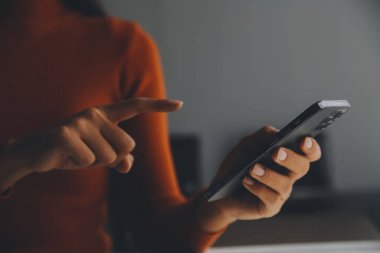 Asyalı iş kadını dizüstü bilgisayar kullanıyor ve ofiste hesap makinesi ile çalışıyor, mali raporu, iş planı yatırımını, mali analiz konseptini analiz etmeyi planlıyor..