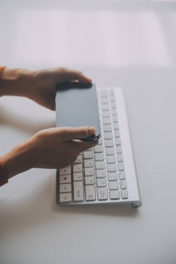 Asyalı iş kadını dizüstü bilgisayar kullanıyor ve ofiste hesap makinesi ile çalışıyor, mali raporu, iş planı yatırımını, mali analiz konseptini analiz etmeyi planlıyor..