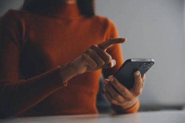 Asyalı iş kadını dizüstü bilgisayar kullanıyor ve ofiste hesap makinesi ile çalışıyor, mali raporu, iş planı yatırımını, mali analiz konseptini analiz etmeyi planlıyor..