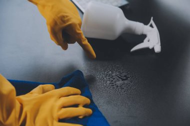 Ofis Temizlik Servisi. Temizlikçi Spreyi Masası. İşyeri Hijyeni