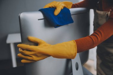 Ofis Temizlik Servisi. Temizlikçi Spreyi Masası. İşyeri Hijyeni