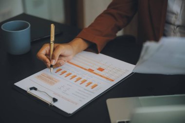 Stüdyoda dizüstü bilgisayarla çalışan yaratıcı Asyalı genç kadın.