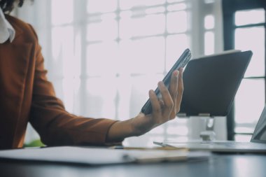 Stüdyoda dizüstü bilgisayarla çalışan yaratıcı Asyalı genç kadın.