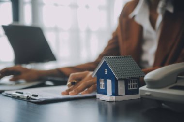 gayrimenkul kredisi satın almak veya satmak, satış temsilcisi ev satın alma sözleşmesi sunar ev veya daire ve ipotek parası ve finans kavramları satın almak için