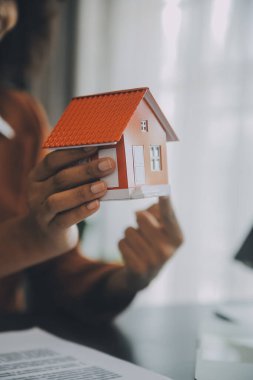 gayrimenkul kredisi satın almak veya satmak, satış temsilcisi ev satın alma sözleşmesi sunar ev veya daire ve ipotek parası ve finans kavramları satın almak için