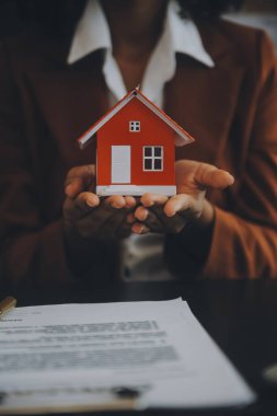 gayrimenkul kredisi satın almak veya satmak, satış temsilcisi ev satın alma sözleşmesi sunar ev veya daire ve ipotek parası ve finans kavramları satın almak için