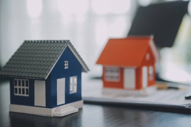 gayrimenkul kredisi satın almak veya satmak, satış temsilcisi ev satın alma sözleşmesi sunar ev veya daire ve ipotek parası ve finans kavramları satın almak için