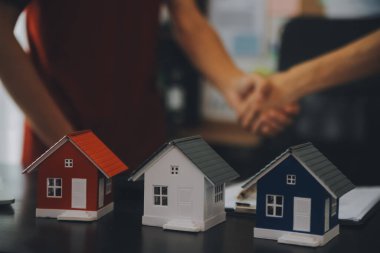 gayrimenkul kredisi satın almak veya satmak, satış temsilcisi ev satın alma sözleşmesi sunar ev veya daire ve ipotek parası ve finans kavramları satın almak için