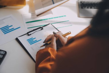 Toplantı odasında birlikte çalışan iş adamları, takım çalışması arka plan çizelgeleri ve grafikler, çift pozlama başarılı takım çalışması, iş planlama konsepti.