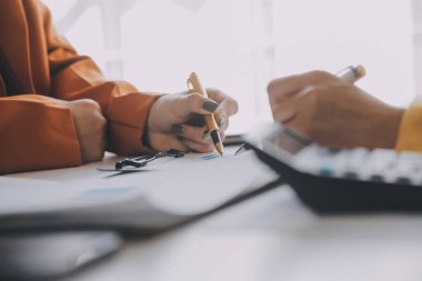 Toplantı odasında birlikte çalışan iş adamları, takım çalışması arka plan çizelgeleri ve grafikler, çift pozlama başarılı takım çalışması, iş planlama konsepti.