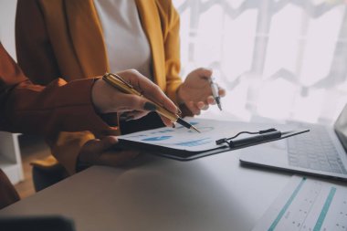 Toplantı odasında birlikte çalışan iş adamları, takım çalışması arka plan çizelgeleri ve grafikler, çift pozlama başarılı takım çalışması, iş planlama konsepti.