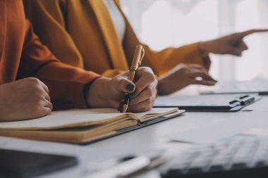 Toplantı odasında birlikte çalışan iş adamları, takım çalışması arka plan çizelgeleri ve grafikler, çift pozlama başarılı takım çalışması, iş planlama konsepti.