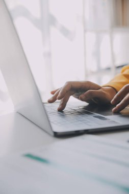 Toplantı odasında birlikte çalışan iş adamları, takım çalışması arka plan çizelgeleri ve grafikler, çift pozlama başarılı takım çalışması, iş planlama konsepti.