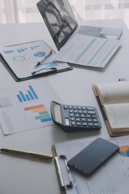 Toplantı odasında birlikte çalışan iş adamları, takım çalışması arka plan çizelgeleri ve grafikler, çift pozlama başarılı takım çalışması, iş planlama konsepti.