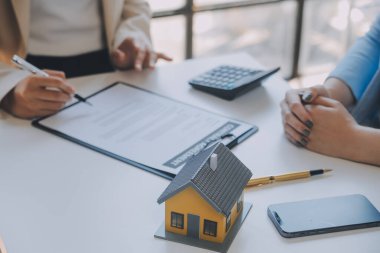 Emlakçı ve müşteri ev, sigorta ya da emlak satın almak için sözleşme imzalarlar. Ev kiralarlar, sigorta yaptırırlar, emlak veya emlak kredisi alırlar..