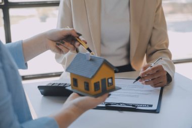 Emlakçı ve müşteri ev, sigorta ya da emlak satın almak için sözleşme imzalarlar. Ev kiralarlar, sigorta yaptırırlar, emlak veya emlak kredisi alırlar..