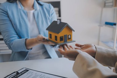 Emlakçı ve müşteri ev, sigorta ya da emlak satın almak için sözleşme imzalarlar. Ev kiralarlar, sigorta yaptırırlar, emlak veya emlak kredisi alırlar..