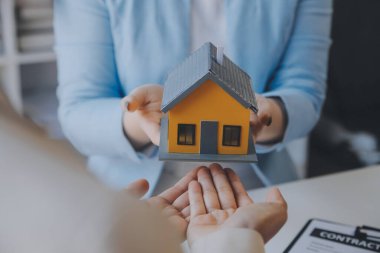 Emlakçı ve müşteri ev, sigorta ya da emlak satın almak için sözleşme imzalarlar. Ev kiralarlar, sigorta yaptırırlar, emlak veya emlak kredisi alırlar..