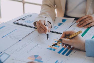 Toplantı odasında birlikte çalışan iş adamları, takım çalışması arka plan çizelgeleri ve grafikler, çift pozlama başarılı takım çalışması, iş planlama konsepti.