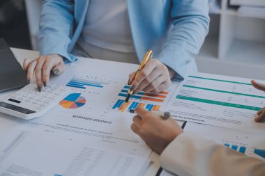 Toplantı odasında birlikte çalışan iş adamları, takım çalışması arka plan çizelgeleri ve grafikler, çift pozlama başarılı takım çalışması, iş planlama konsepti.