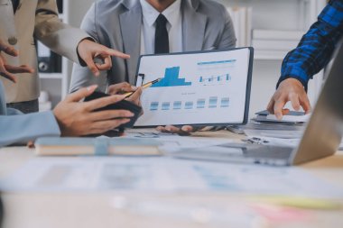 Şirket büyümesi projesini tartışan finans müdürü toplantısı başarılı mali istatistikler, strateji planı için belge, dizüstü bilgisayar ve dijital tabletle çalışan profesyonel yatırımcı.