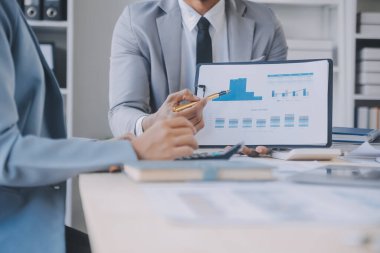Şirket büyümesi projesini tartışan finans müdürü toplantısı başarılı mali istatistikler, strateji planı için belge, dizüstü bilgisayar ve dijital tabletle çalışan profesyonel yatırımcı.