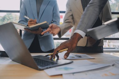 Şirket büyümesi projesini tartışan finans müdürü toplantısı başarılı mali istatistikler, strateji planı için belge, dizüstü bilgisayar ve dijital tabletle çalışan profesyonel yatırımcı.