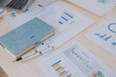 Şirket büyümesi projesini tartışan finans müdürü toplantısı başarılı mali istatistikler, strateji planı için belge, dizüstü bilgisayar ve dijital tabletle çalışan profesyonel yatırımcı.