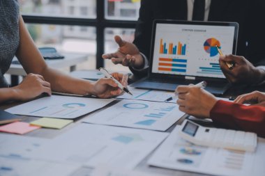 Şirket büyümesi projesini tartışan finans müdürü toplantısı başarılı mali istatistikler, strateji planı için belge, dizüstü bilgisayar ve dijital tabletle çalışan profesyonel yatırımcı.