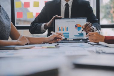 Şirket büyümesi projesini tartışan finans müdürü toplantısı başarılı mali istatistikler, strateji planı için belge, dizüstü bilgisayar ve dijital tabletle çalışan profesyonel yatırımcı.