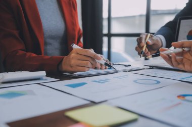 Şirket büyümesi projesini tartışan finans müdürü toplantısı başarılı mali istatistikler, strateji planı için belge, dizüstü bilgisayar ve dijital tabletle çalışan profesyonel yatırımcı.