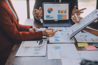 Şirket büyümesi projesini tartışan finans müdürü toplantısı başarılı mali istatistikler, strateji planı için belge, dizüstü bilgisayar ve dijital tabletle çalışan profesyonel yatırımcı.