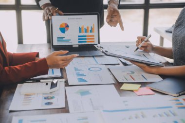 Şirket büyümesi projesini tartışan finans müdürü toplantısı başarılı mali istatistikler, strateji planı için belge, dizüstü bilgisayar ve dijital tabletle çalışan profesyonel yatırımcı.