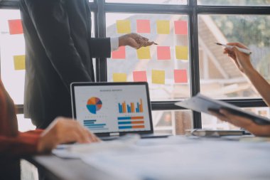 Şirket büyümesi projesini tartışan finans müdürü toplantısı başarılı mali istatistikler, strateji planı için belge, dizüstü bilgisayar ve dijital tabletle çalışan profesyonel yatırımcı.