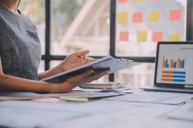 Şirket büyümesi projesini tartışan finans müdürü toplantısı başarılı mali istatistikler, strateji planı için belge, dizüstü bilgisayar ve dijital tabletle çalışan profesyonel yatırımcı.