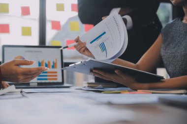 Şirket büyümesi projesini tartışan finans müdürü toplantısı başarılı mali istatistikler, strateji planı için belge, dizüstü bilgisayar ve dijital tabletle çalışan profesyonel yatırımcı.