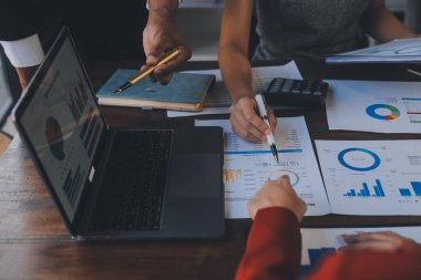 Şirket büyümesi projesini tartışan finans müdürü toplantısı başarılı mali istatistikler, strateji planı için belge, dizüstü bilgisayar ve dijital tabletle çalışan profesyonel yatırımcı.