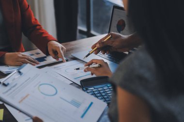 Şirket büyümesi projesini tartışan finans müdürü toplantısı başarılı mali istatistikler, strateji planı için belge, dizüstü bilgisayar ve dijital tabletle çalışan profesyonel yatırımcı.