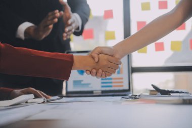 Toplantı ve tebrik kavramı, iki emin iş anlaşması ve iyi tartışırken sonra iş adamları ticaret sözleşme ve yeni projelerin anlaşma hem şirketler, başarı, ortaklık, ortak çalışan için.