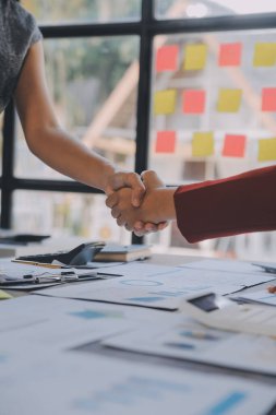 Toplantı ve tebrik kavramı, iki emin iş anlaşması ve iyi tartışırken sonra iş adamları ticaret sözleşme ve yeni projelerin anlaşma hem şirketler, başarı, ortaklık, ortak çalışan için.