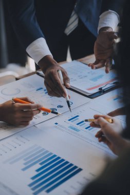 Co çalışma konferans, dizüstü bilgisayar ve dijital tablet, Ofis Masaları üzerinde yeni planı mali grafik verilerini tartışırken yatırımcı meslektaşları mevcut, Toplantı iş takım finans, muhasebe, yatırım.