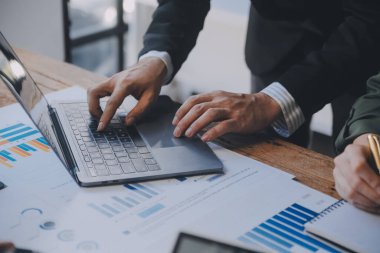 Co çalışma konferans, dizüstü bilgisayar ve dijital tablet, Ofis Masaları üzerinde yeni planı mali grafik verilerini tartışırken yatırımcı meslektaşları mevcut, Toplantı iş takım finans, muhasebe, yatırım.