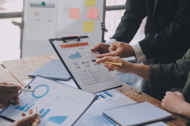 Co çalışma konferans, dizüstü bilgisayar ve dijital tablet, Ofis Masaları üzerinde yeni planı mali grafik verilerini tartışırken yatırımcı meslektaşları mevcut, Toplantı iş takım finans, muhasebe, yatırım.