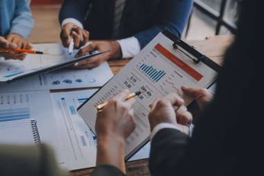 Co çalışma konferans, dizüstü bilgisayar ve dijital tablet, Ofis Masaları üzerinde yeni planı mali grafik verilerini tartışırken yatırımcı meslektaşları mevcut, Toplantı iş takım finans, muhasebe, yatırım.