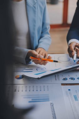 Co çalışma konferans, dizüstü bilgisayar ve dijital tablet, Ofis Masaları üzerinde yeni planı mali grafik verilerini tartışırken yatırımcı meslektaşları mevcut, Toplantı iş takım finans, muhasebe, yatırım.