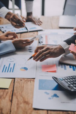 Co çalışma konferans, dizüstü bilgisayar ve dijital tablet, Ofis Masaları üzerinde yeni planı mali grafik verilerini tartışırken yatırımcı meslektaşları mevcut, Toplantı iş takım finans, muhasebe, yatırım.