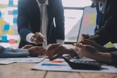 Co çalışma konferans, dizüstü bilgisayar ve dijital tablet, Ofis Masaları üzerinde yeni planı mali grafik verilerini tartışırken yatırımcı meslektaşları mevcut, Toplantı iş takım finans, muhasebe, yatırım.