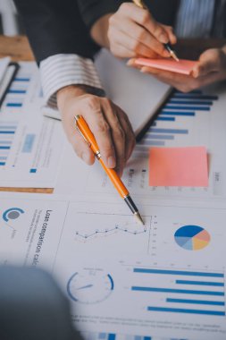 Co çalışma konferans, dizüstü bilgisayar ve dijital tablet, Ofis Masaları üzerinde yeni planı mali grafik verilerini tartışırken yatırımcı meslektaşları mevcut, Toplantı iş takım finans, muhasebe, yatırım.