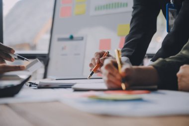 Co çalışma konferans, dizüstü bilgisayar ve dijital tablet, Ofis Masaları üzerinde yeni planı mali grafik verilerini tartışırken yatırımcı meslektaşları mevcut, Toplantı iş takım finans, muhasebe, yatırım.