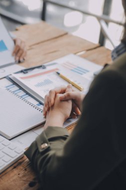 Co çalışma konferans, dizüstü bilgisayar ve dijital tablet, Ofis Masaları üzerinde yeni planı mali grafik verilerini tartışırken yatırımcı meslektaşları mevcut, Toplantı iş takım finans, muhasebe, yatırım.